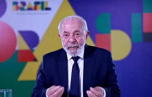 Lula concedendo entrevista com gravata Louis Vuitton