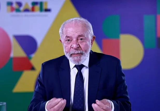 Lula concedendo entrevista com gravata Louis Vuitton