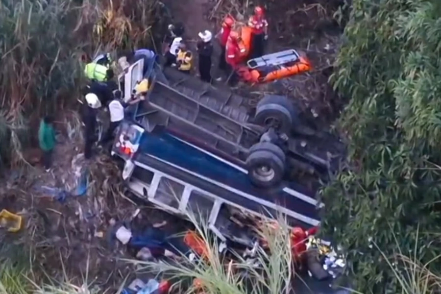 Mais de 30 pessoas morrem após ônibus cair em barranco