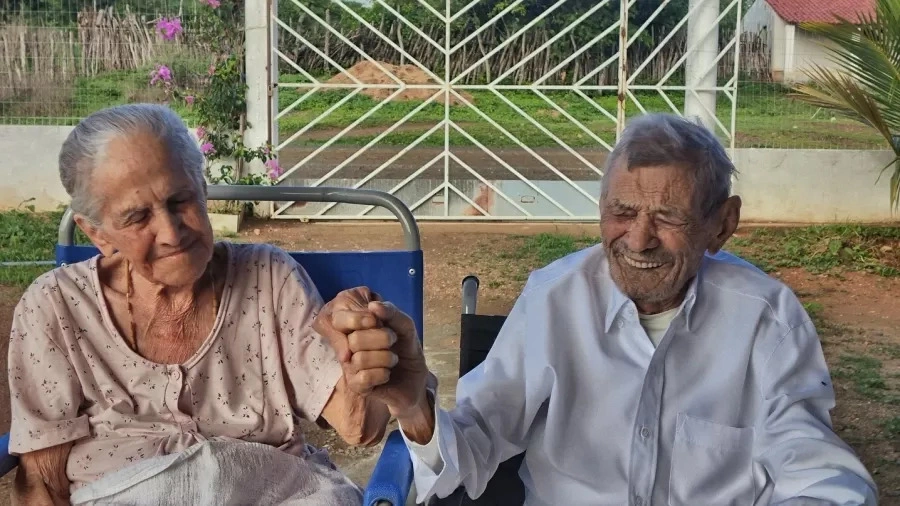 Manoel Angelim, de 105 anos, e Maria de Souza Dino, de 101 anos