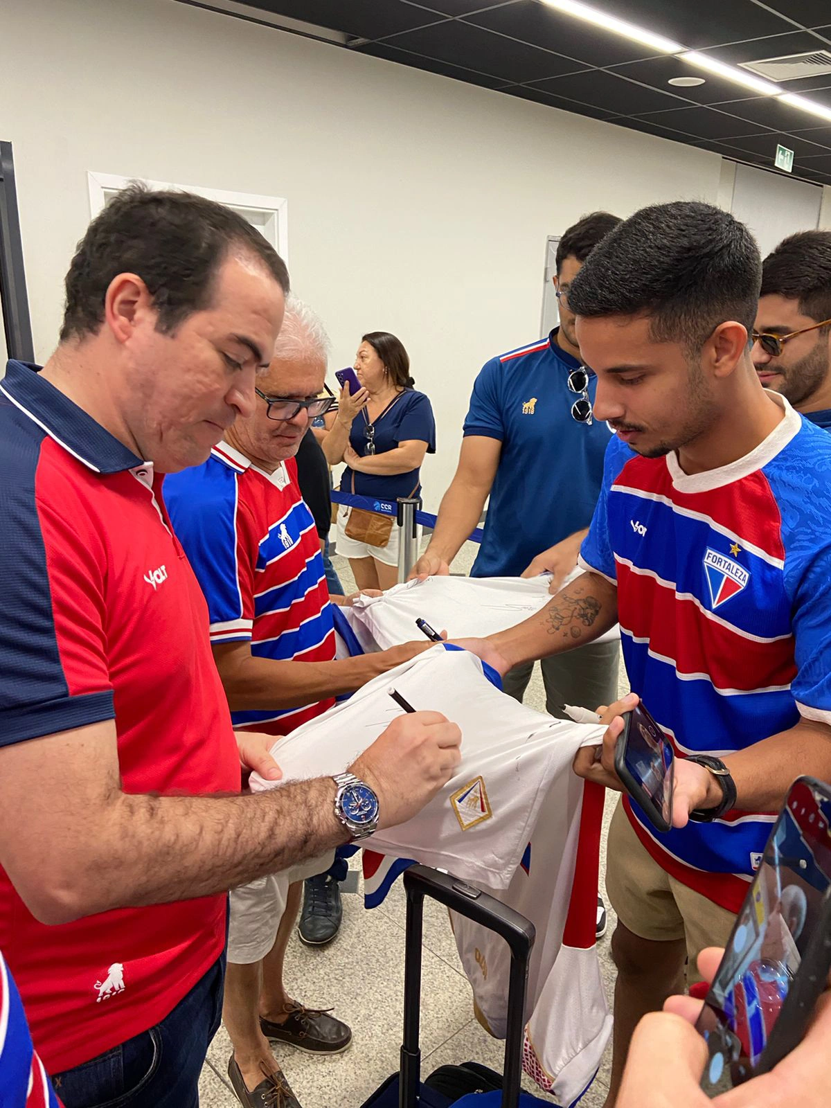 Marcelo Paz, CEO do Fortaleza autografa camisa de torcedora em Teresina