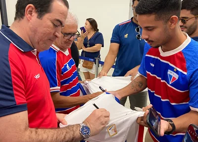 Marcelo Paz, CEO do Fortaleza autografa camisa de torcedora em Teresina