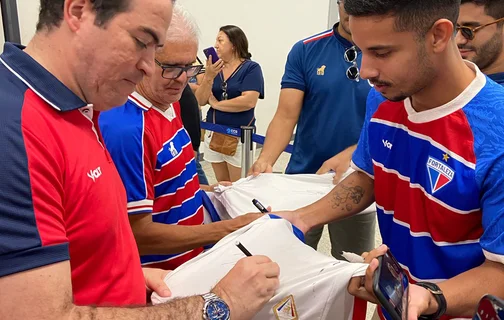 Marcelo Paz, CEO do Fortaleza autografa camisa de torcedora em Teresina