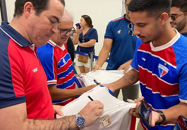 Marcelo Paz, CEO do Fortaleza autografa camisa de torcedora em Teresina