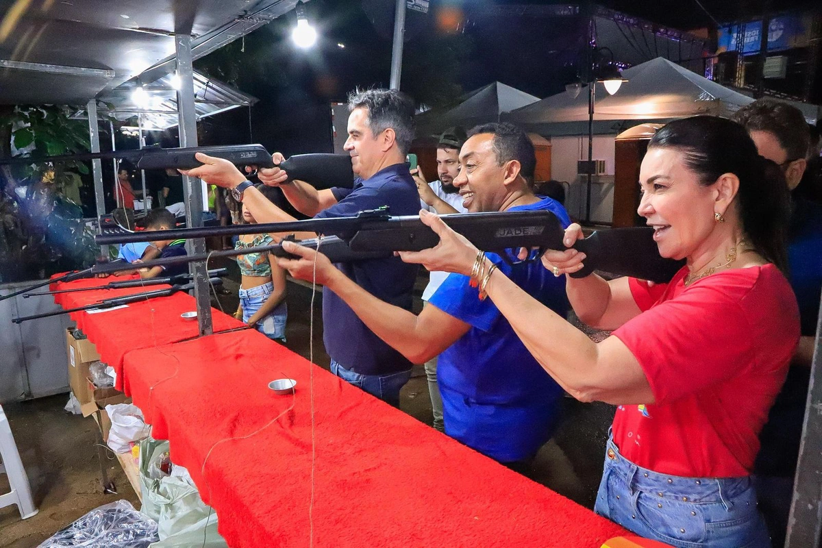 Margarete Coelho, Joel Rodrigues e Ciro Nogueira mirando na barraca de tiro