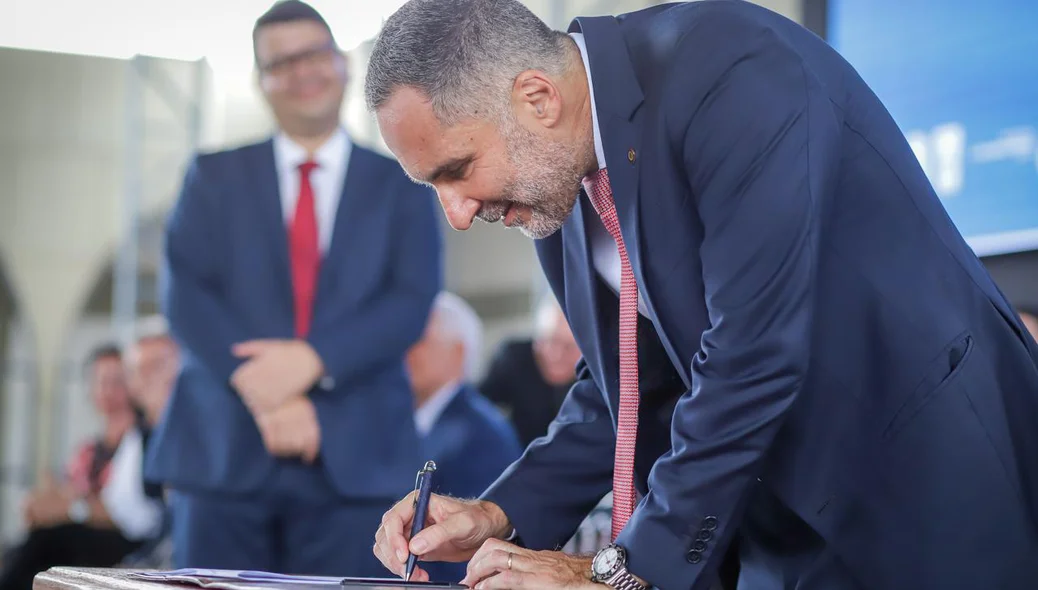 Mario Sarrubbo assinando documento de adesão ao uso de câmeras corporais em policiais militares