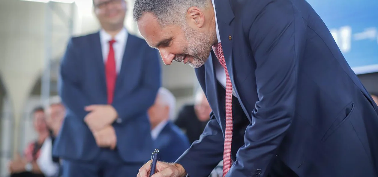 Mario Sarrubbo assinando documento de adesão ao uso de câmeras corporais em policiais militares