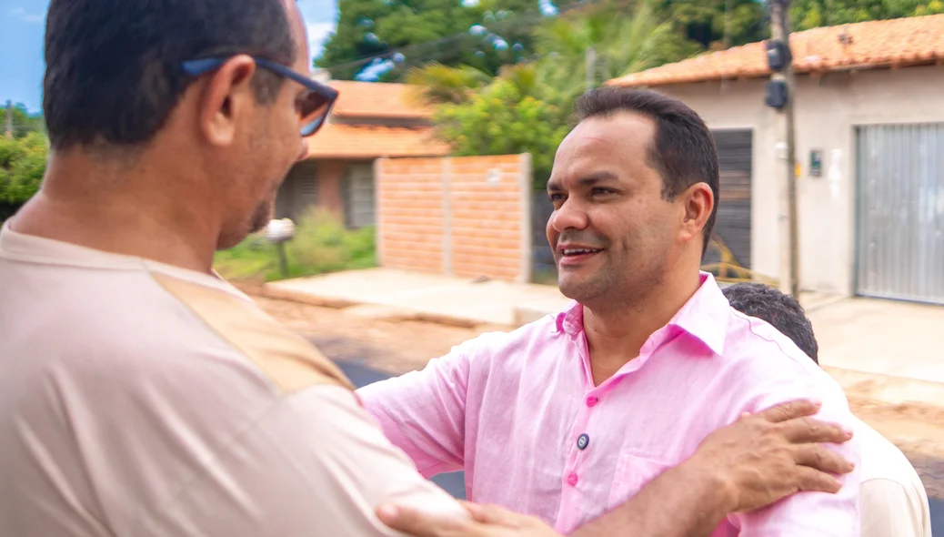 Moradores e o prefeito no bairro Santa Rosa Santa