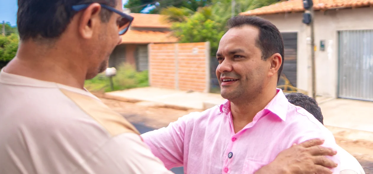 Moradores e o prefeito no bairro Santa Rosa Santa