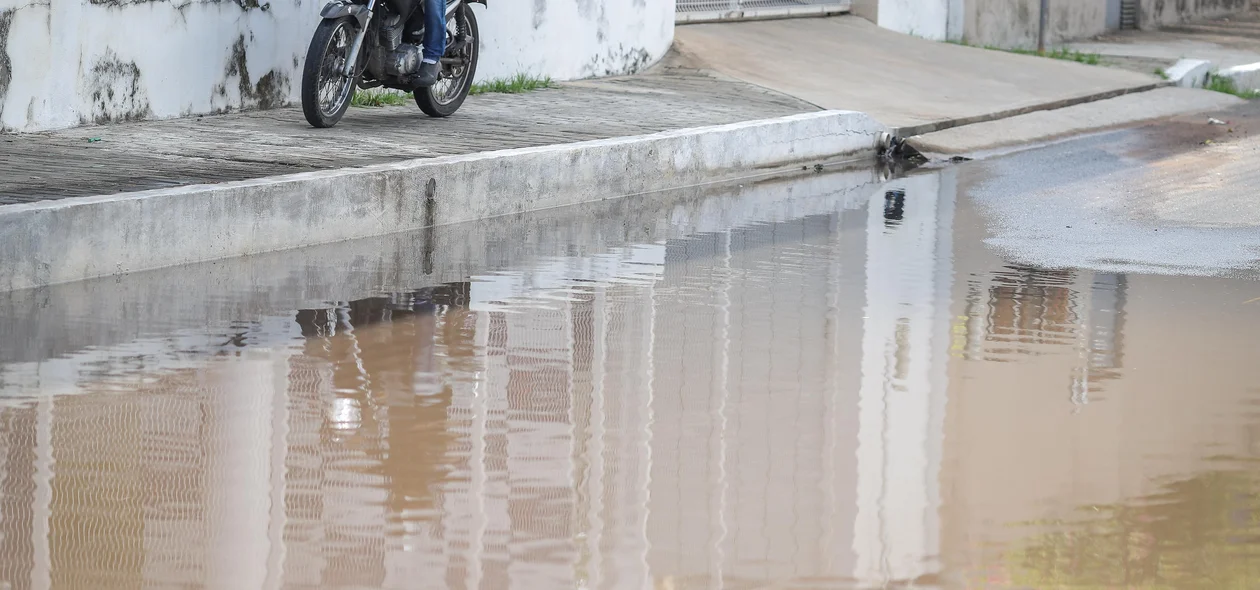 Motocicleta sobre calçada para fugir de alagamento causado por vazamento d'água