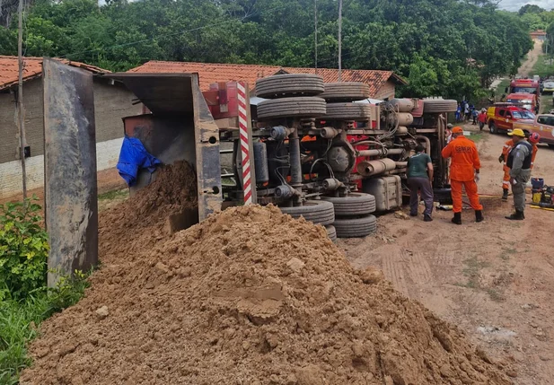 Motorista fica preso às ferragens