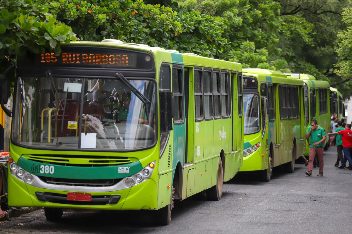 Motoristas e cobradores de ônibus fazem paralisação em Teresina