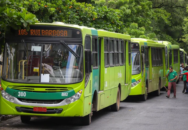 Motoristas e cobradores de ônibus fazem paralisação em Teresina