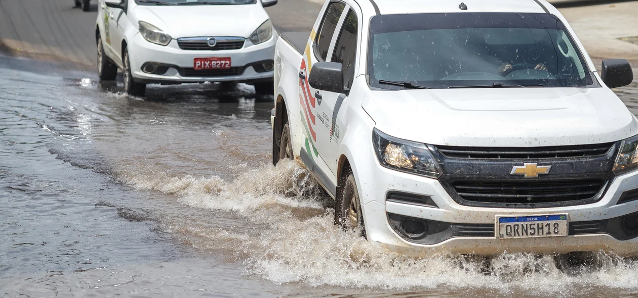 Motoristas tentam atravessar "lago" criado por vazamento d'água na zona Leste de Teresina