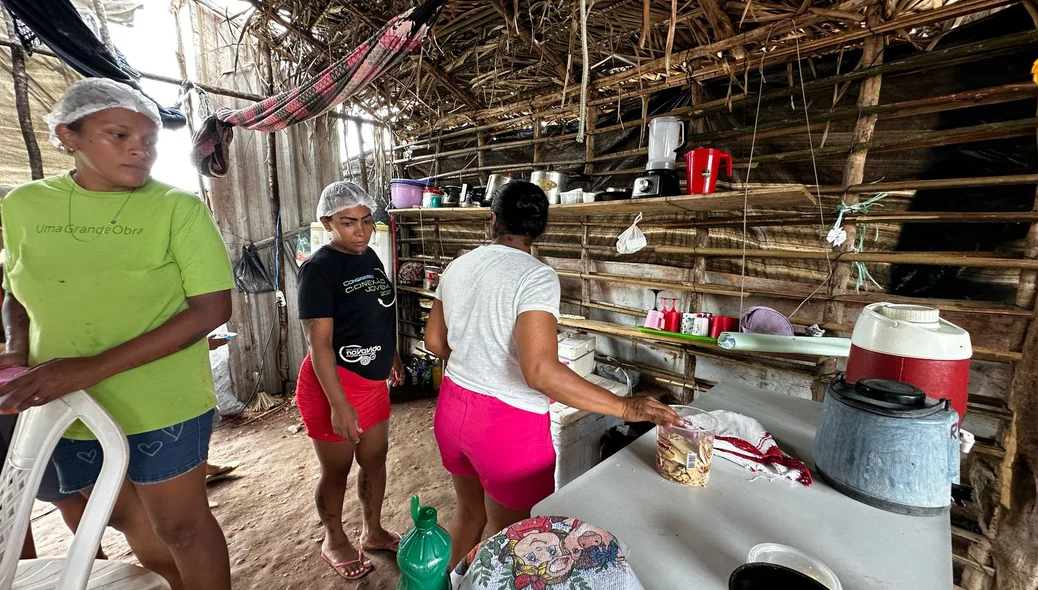 Mulheres na cozinha da ocupação