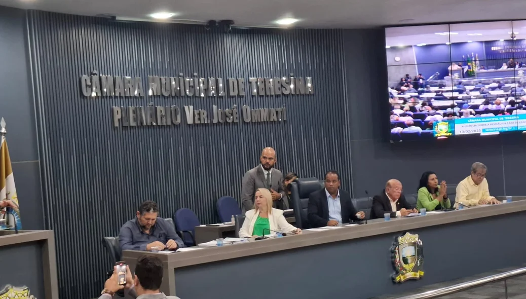 Na mesa de debates: Carolina Serafim, diretora-presidente da Águas de Teresina; vereador Enzo Samuel e Edson Melo, presidente da Arsete