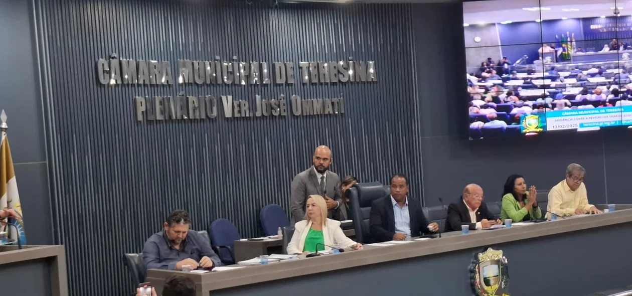 Na mesa de debates: Carolina Serafim, diretora-presidente da Águas de Teresina; vereador Enzo Samuel e Edson Melo, presidente da Arsete