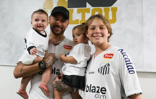 Neymar com os filhos Davi Lucca, Mavie e Helena