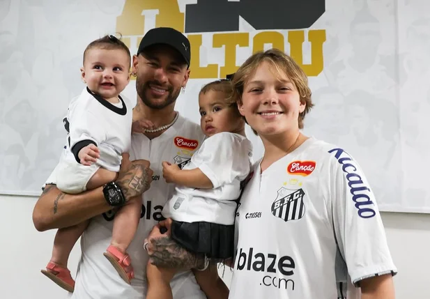 Neymar com os filhos Davi Lucca, Mavie e Helena