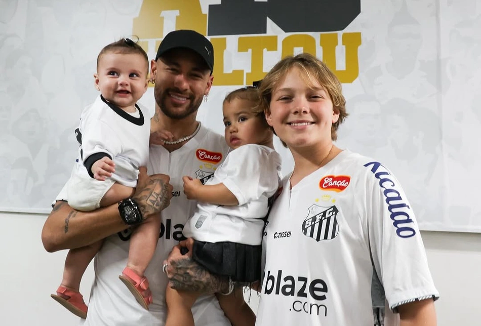 Neymar com os filhos Davi Lucca, Mavie e Helena