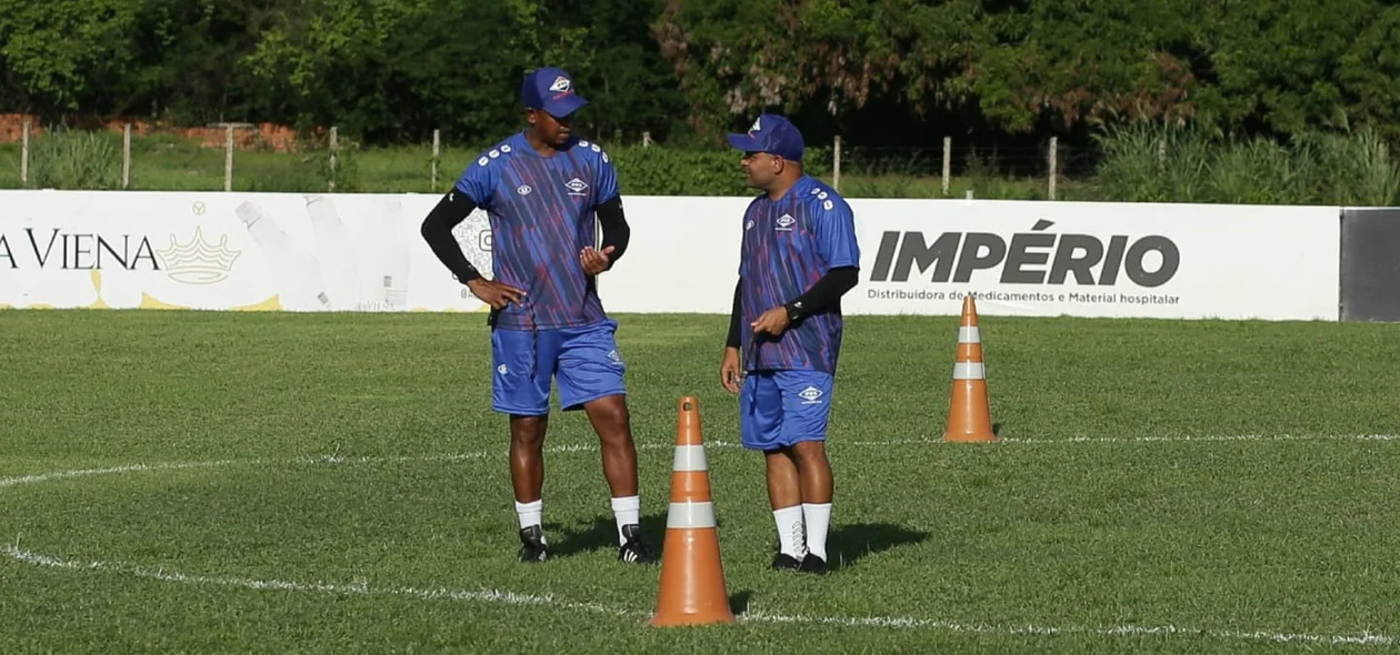 Novo técnico do Piaui em seu primeiro treino