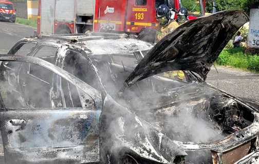 O carro ficou totalmente destruído