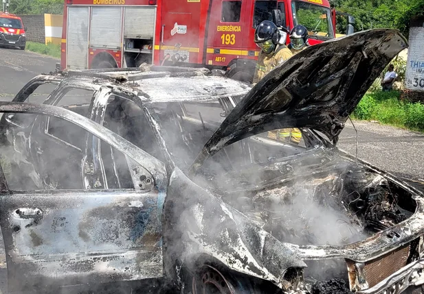 O carro ficou totalmente destruído