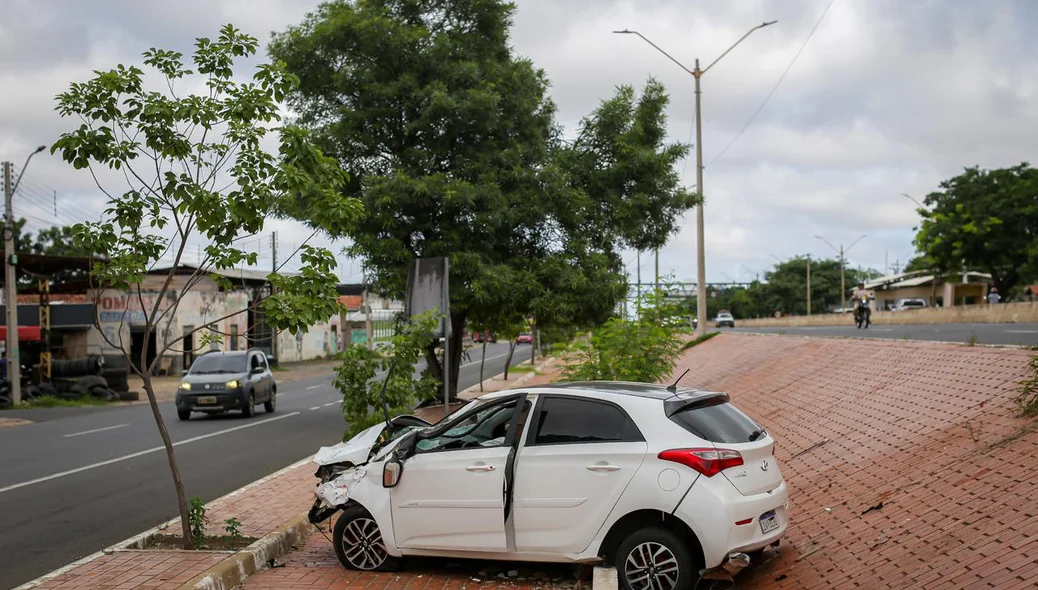 O carro somente parou na pista inferior da BR 316