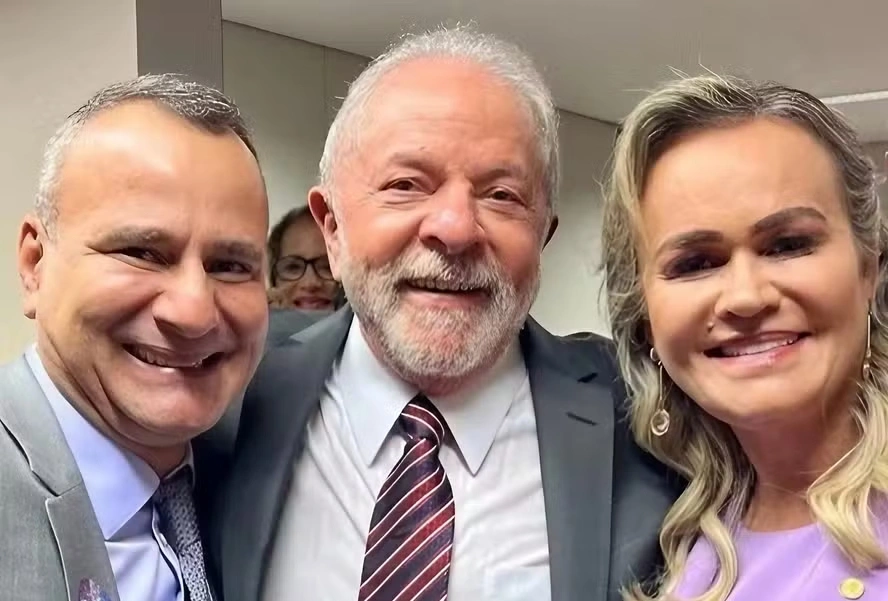 O presidente Lula ao lado do ex-prefeito de Belford Roxo (RJ), Waguinho, e de Daniela Carneiro, ex-ministra