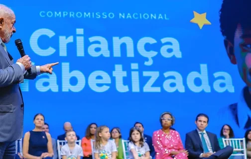 Pedro II conquista Selo Ouro do Compromisso Nacional Criança Alfabetizada