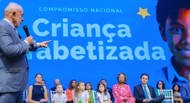 Pedro II conquista Selo Ouro do Compromisso Nacional Criança Alfabetizada