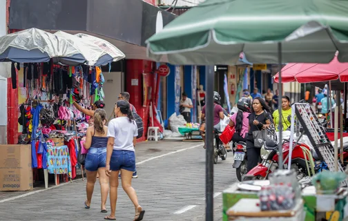 Pessoas comprando no Centro de Teresina