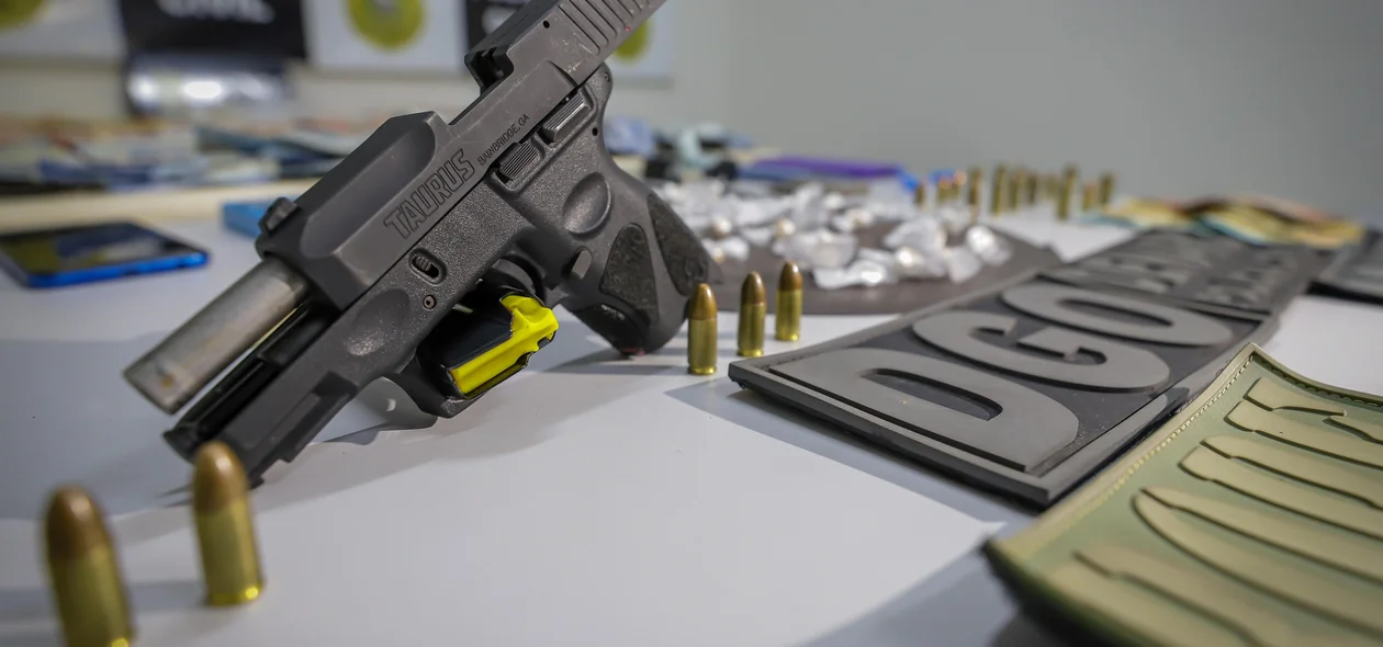 Pistola de 9 mm e munições apreendidas