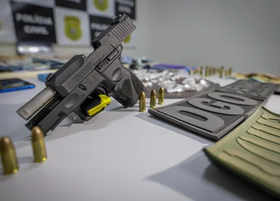 Pistola de 9 mm e munições apreendidas