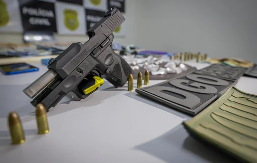 Pistola de 9 mm e munições apreendidas