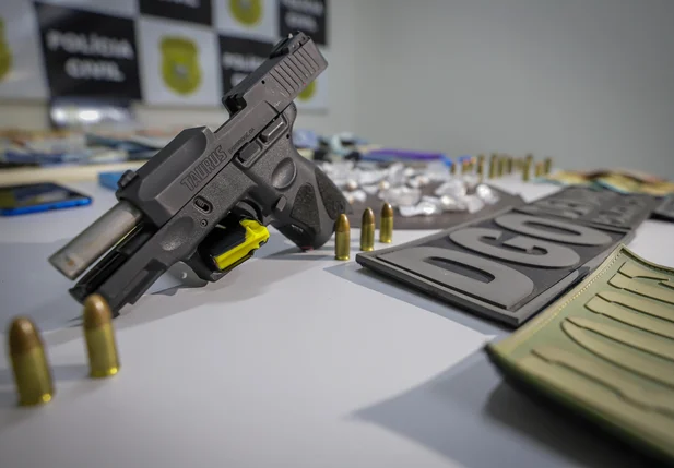 Pistola de 9 mm e munições apreendidas