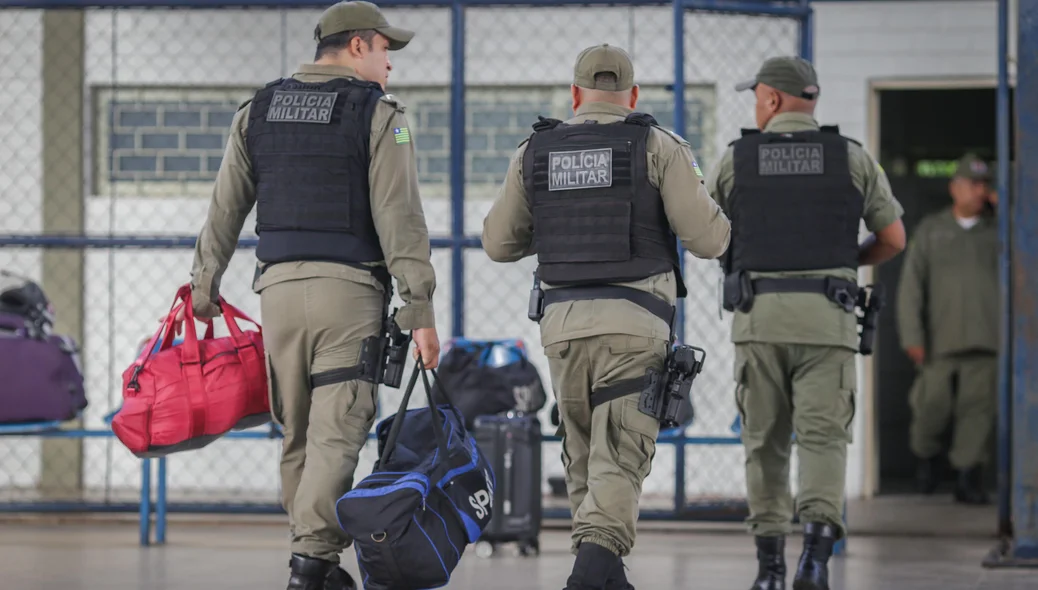 Policiais se preparam para reforçar a segurança no Carnaval