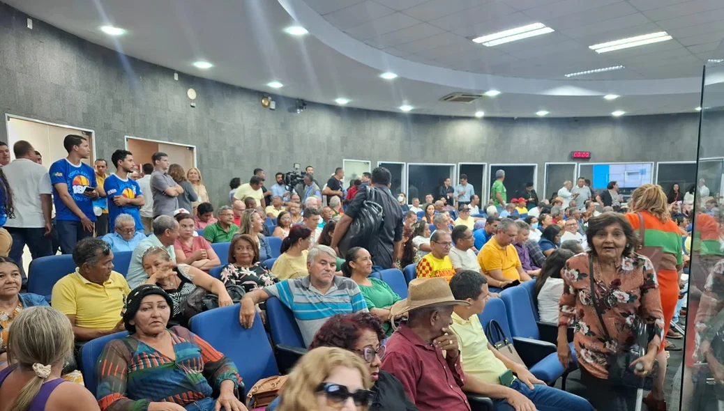 População compareceu para protestar na Câmara Municipal de Teresina