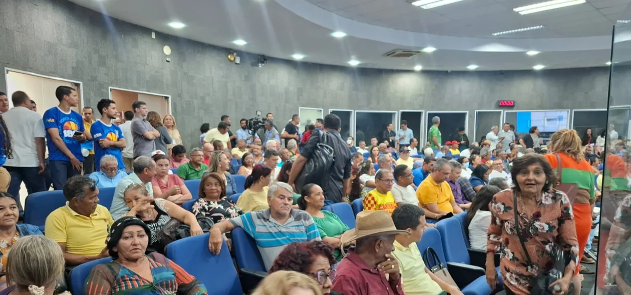 População compareceu para protestar na Câmara Municipal de Teresina