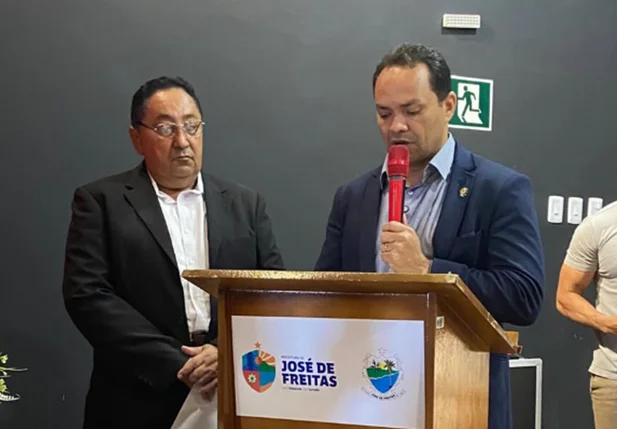 Prefeito de José de Freitas empossa novos concursados