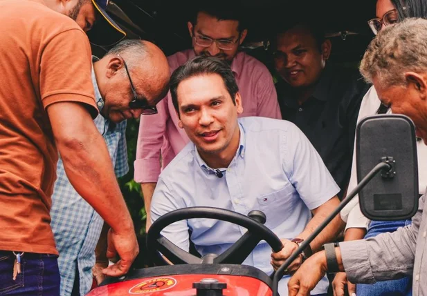 Prefeito Dr. Gilberto Júnior entrega trator para a Agricultura Familiar