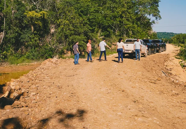 Prefeito Dr. Gilberto Júnior vistoria entrega de obra na estrada do Bonfim