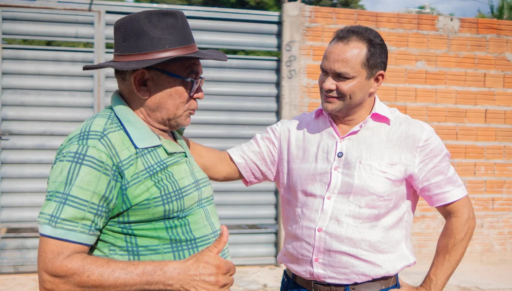 Prefeito Pedro Gomes e populares