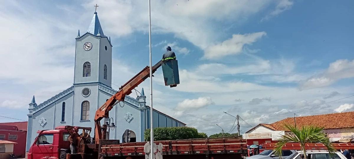 Prefeitura realiza manutenção da iluminação da Praça Central