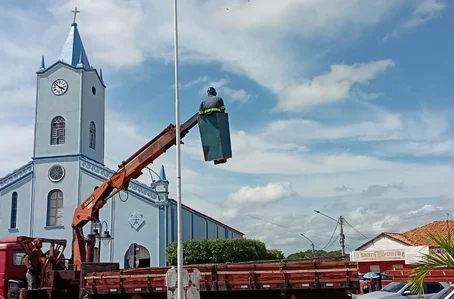 Prefeitura realiza manutenção da iluminação da Praça Central