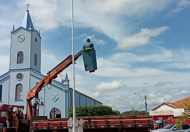 Prefeitura realiza manutenção da iluminação da Praça Central