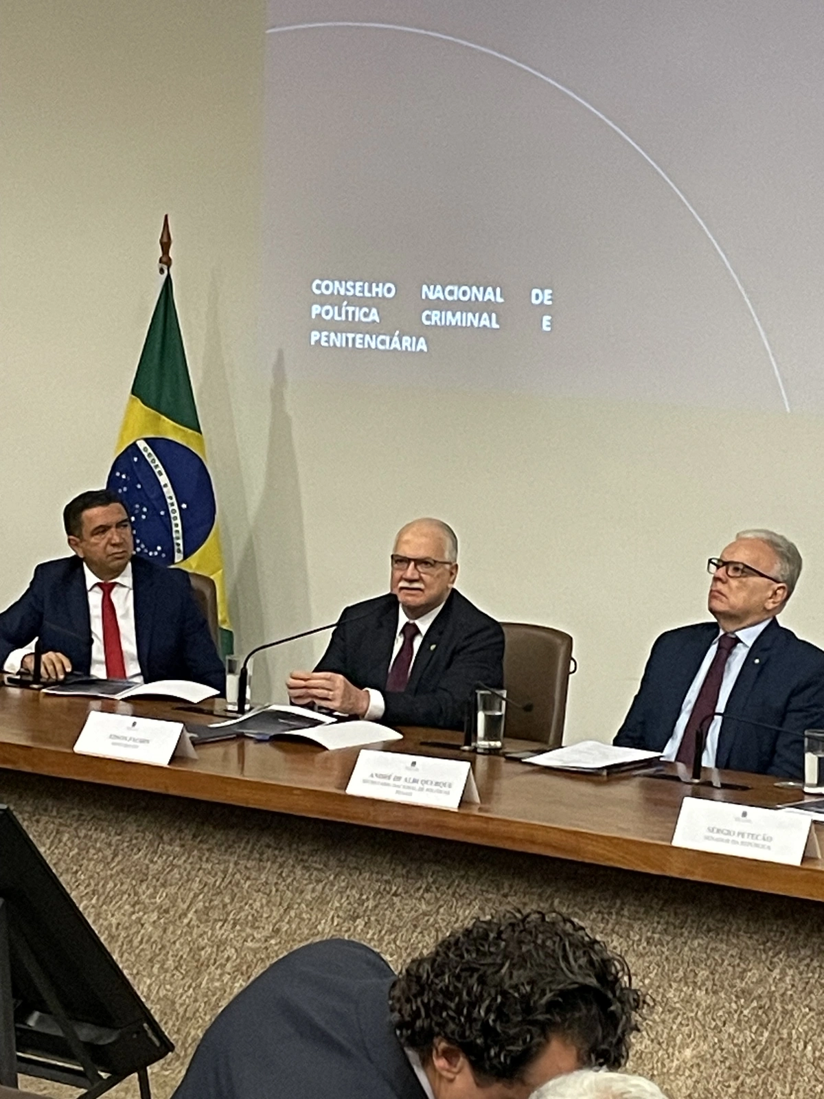 Presidente do CNPCP, Douglas de Melo Martins, ministro Edson Fachin (palestrante no Enacopen) e o secretário da SENAPPEN, André Garcia