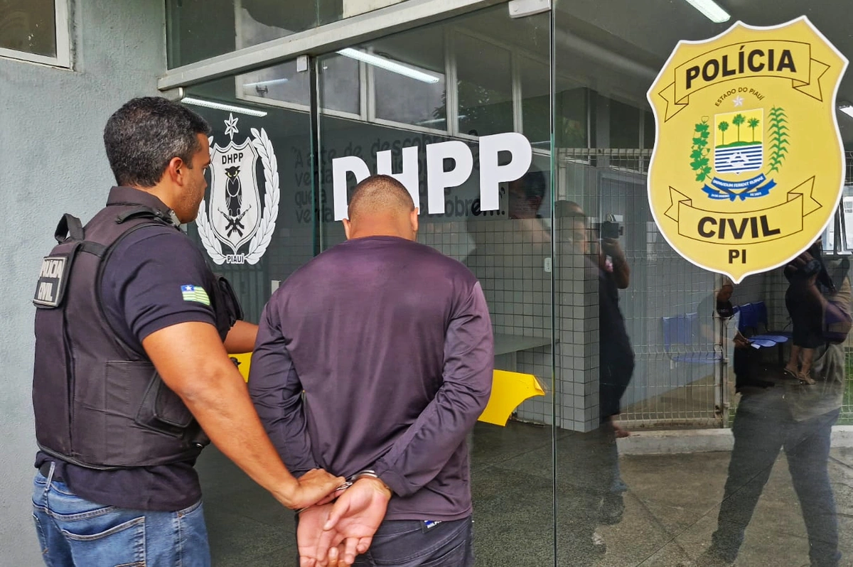 Preso sendo conduzido para a sede do DHPP em Teresina