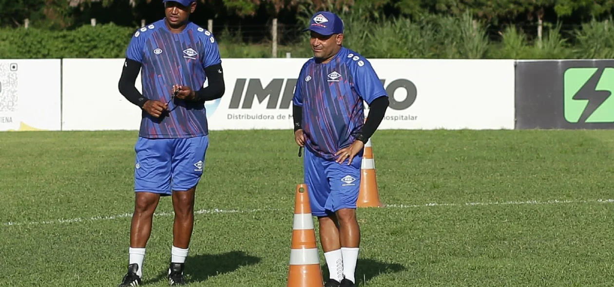 Renatinho Potiguar comandando seu primeiro treino como técnico do Piaui