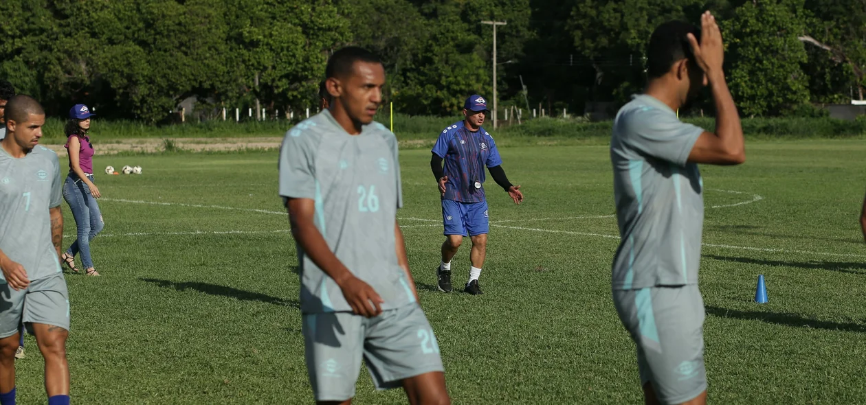 Renatinho Potiguar em primeiro treino como novo técnico do Piaui